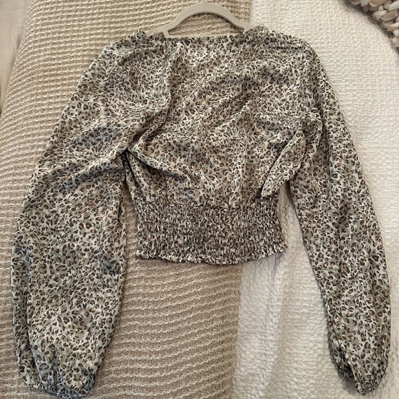 Green/Brown Leopard Long Sleeve Front Tie Elastic Waist Cropped Silk Boho Top - Picture 5 of 7